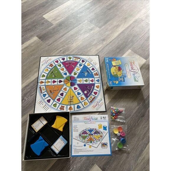 Trivial Pursuit Family Edition game - Picture 1 of 10